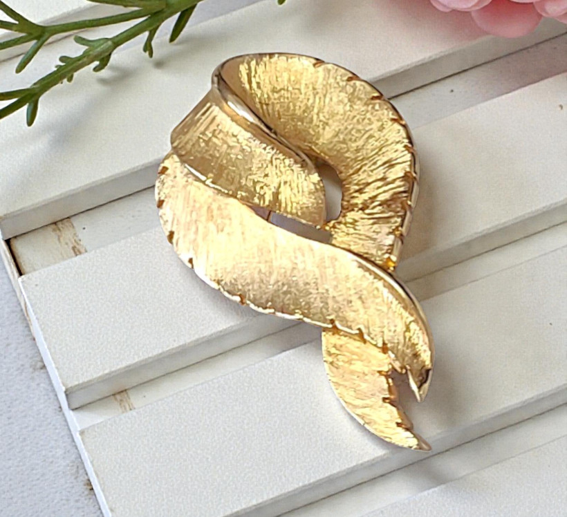 Coro Signed Goldtone Ribbon Pin Coro Signed Goldtone Ribbon Pin