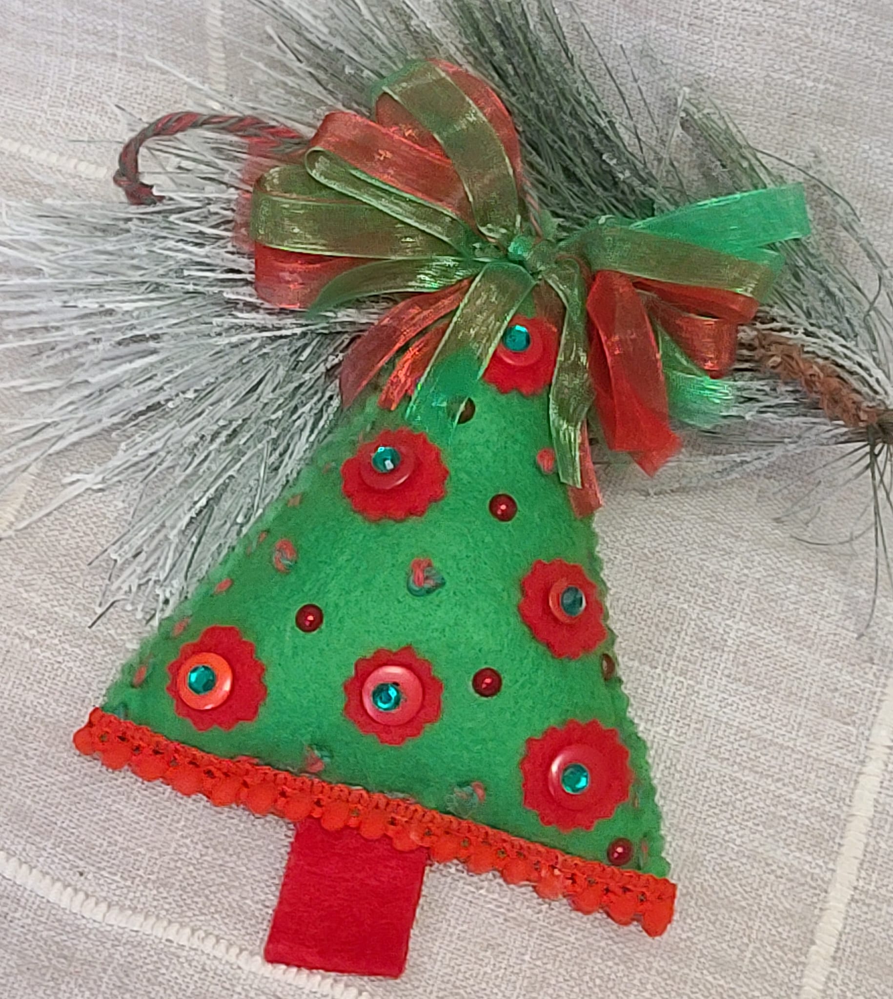 Christmas felt tree ornament - green and red trm - Click Image to Close