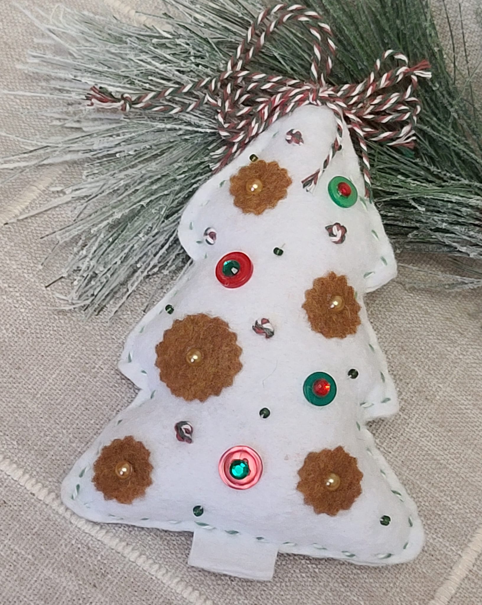 Christmas felt tree ornament - white tree - red and green - Click Image to Close