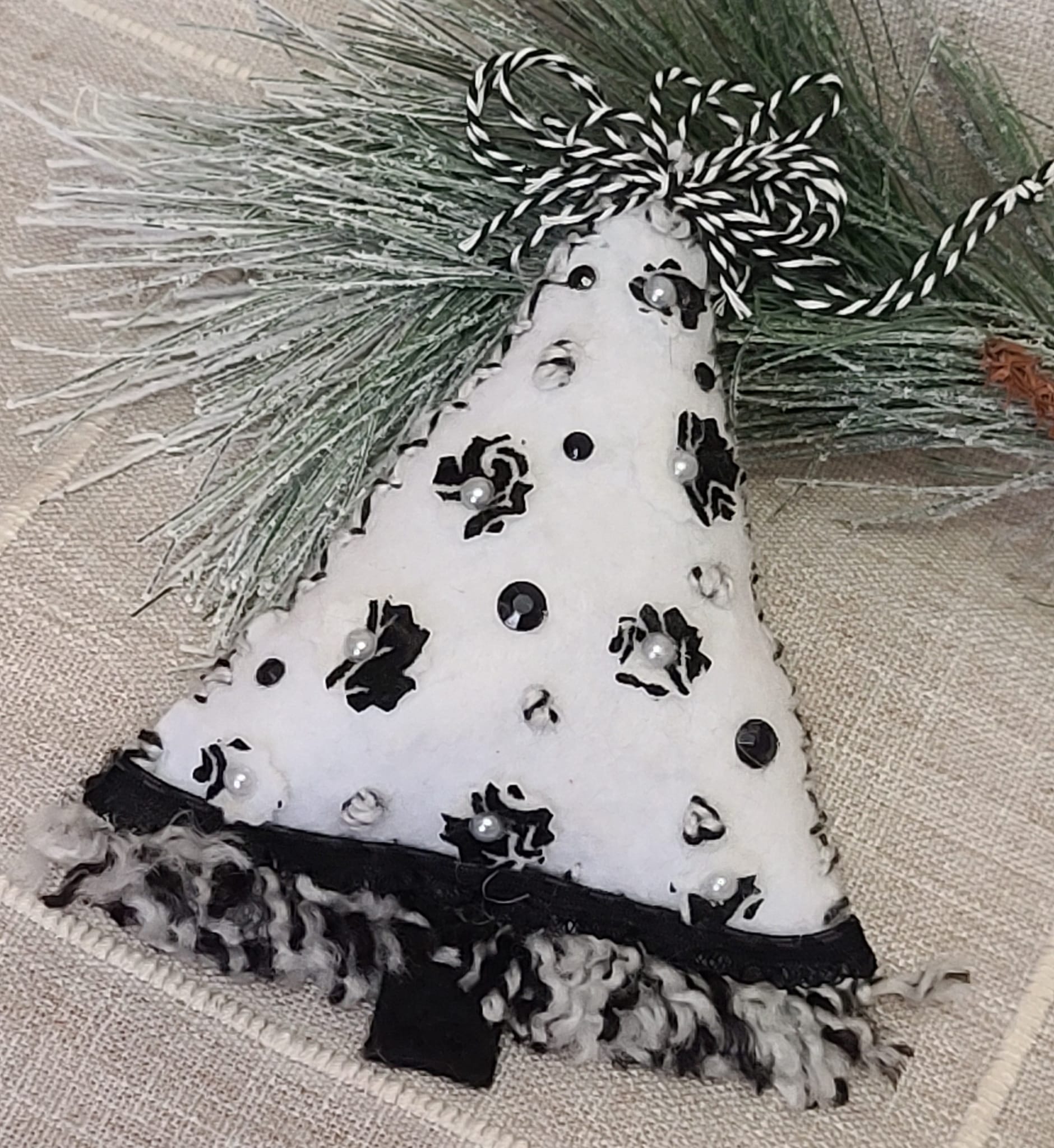 Christmas felt tree ornament - black and white - Click Image to Close