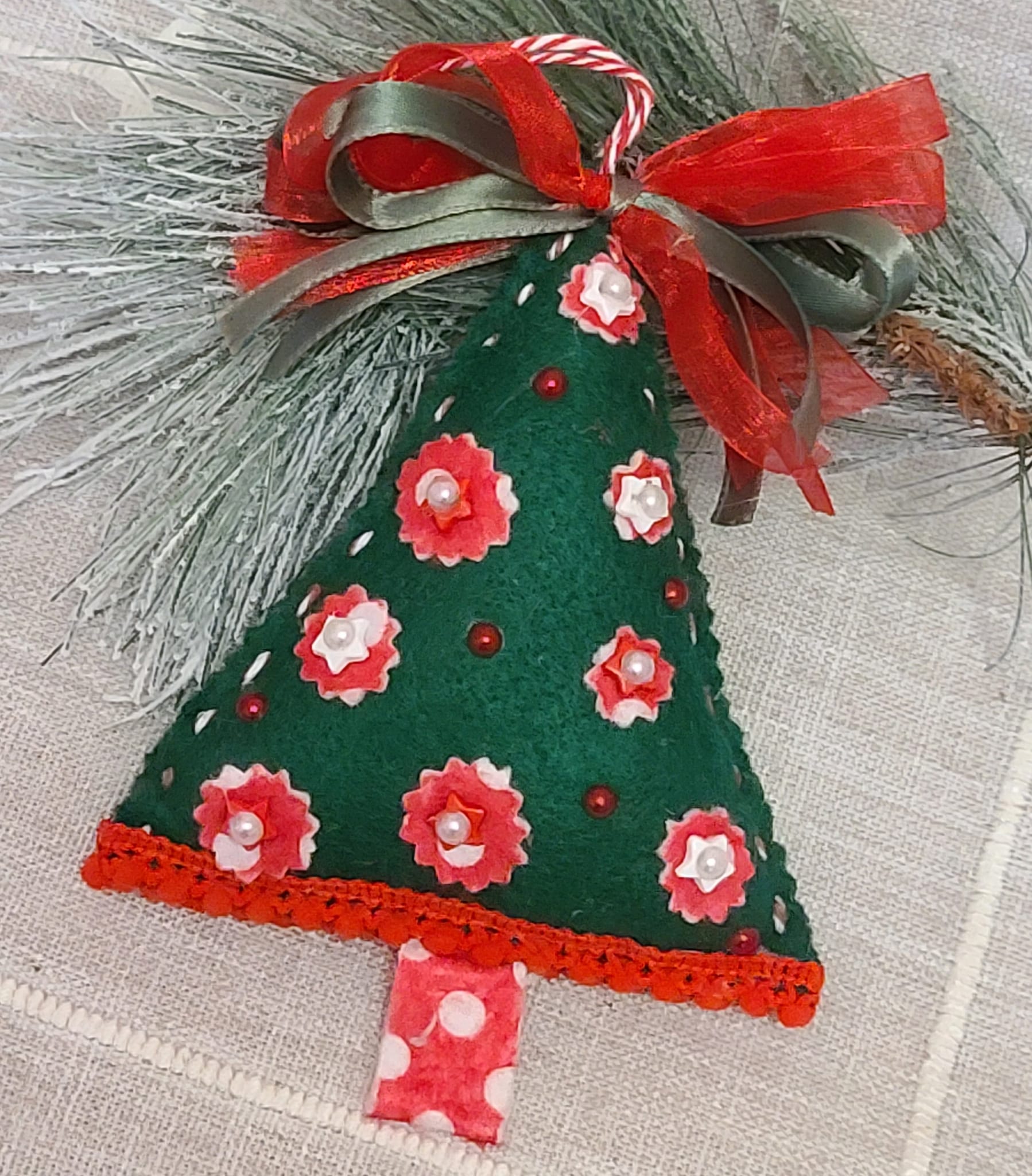 Christmas felt tree ornament - dark green and red trim - Click Image to Close