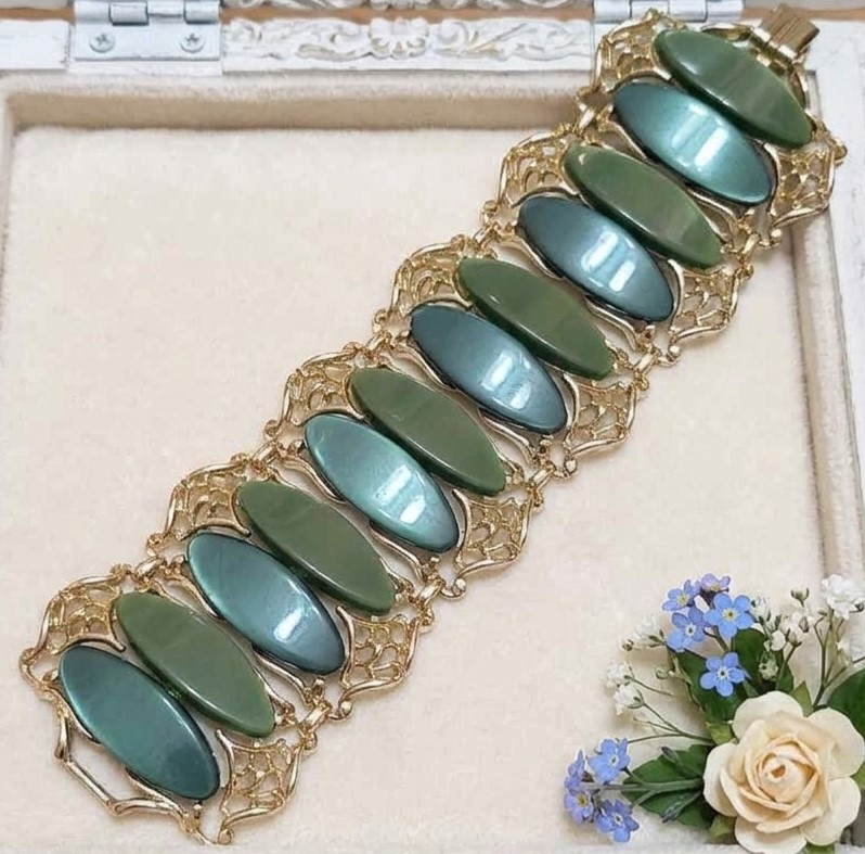 Thermoset vintage bracelet, two tone green, large link bracelet