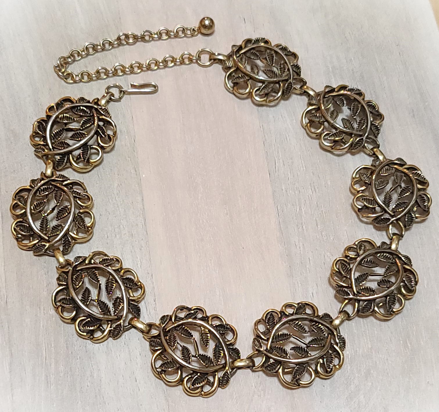 Leaf Motif Pattern Choker Style Necklace Set in Antique Gold