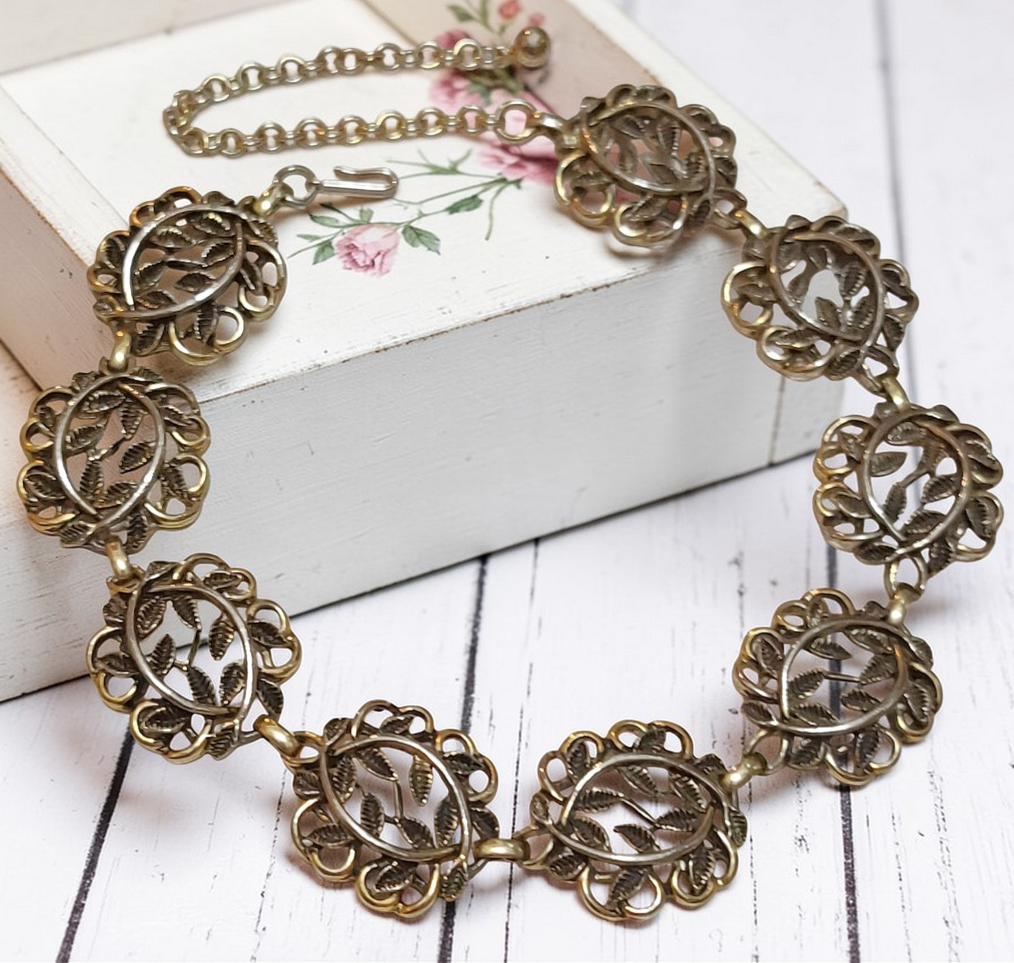 Leaf Motif Pattern Choker Style Necklace Set in Antique Gold