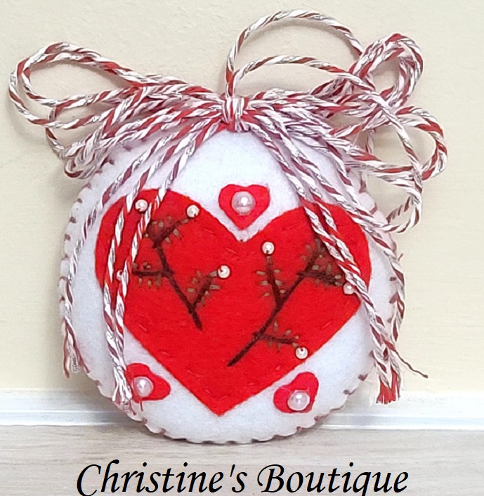 Felt and beaded heart round christmas ornament - white/red - Click Image to Close