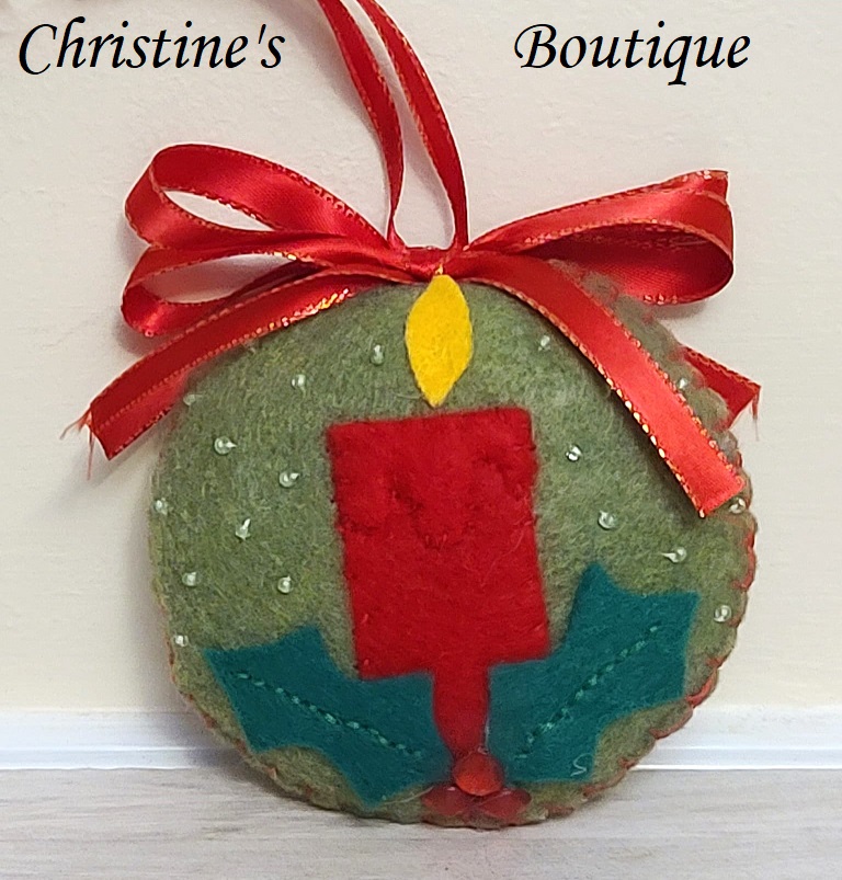 Felt round ornament wit candlestick and holly leaves - Click Image to Close
