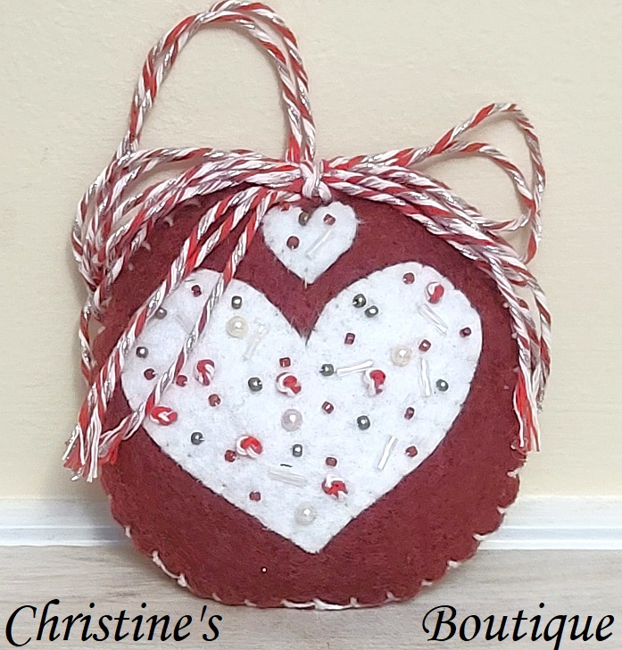 Felt and beaded heart round christmas ornament - white/burgundy - Click Image to Close