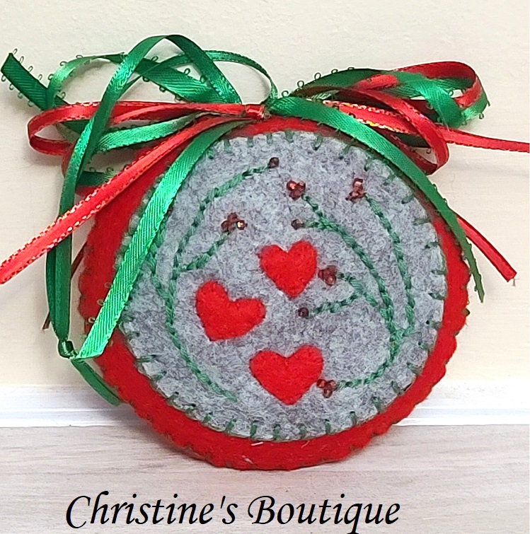 Felt round ornament embrodiery heart vines - Click Image to Close