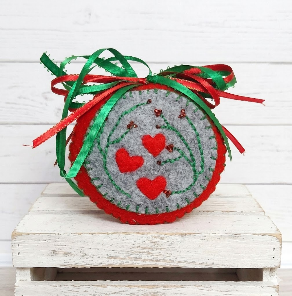 Heart vines felt ornament