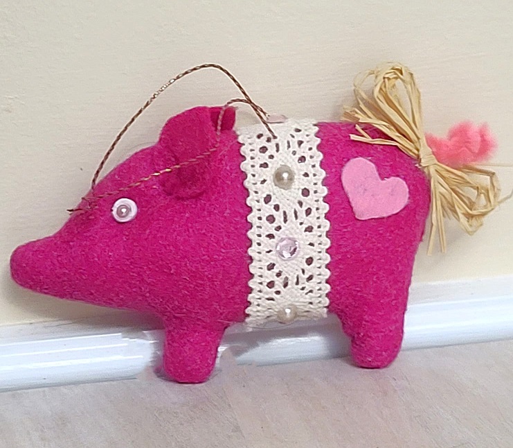 Felt piggie ornament - sparkly pink - Click Image to Close