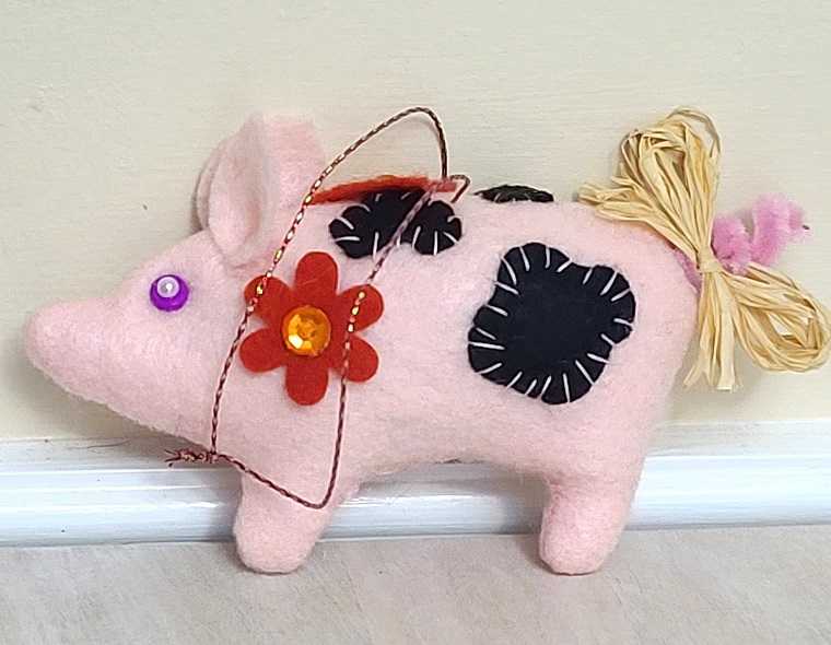 Felt piggie ornament - with red flowers - Click Image to Close
