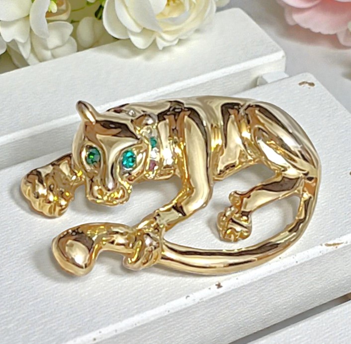 Leopard with Rhinestone Collar and Eyes Pin Leopard with Rhinestone Collar and Eyes Pin