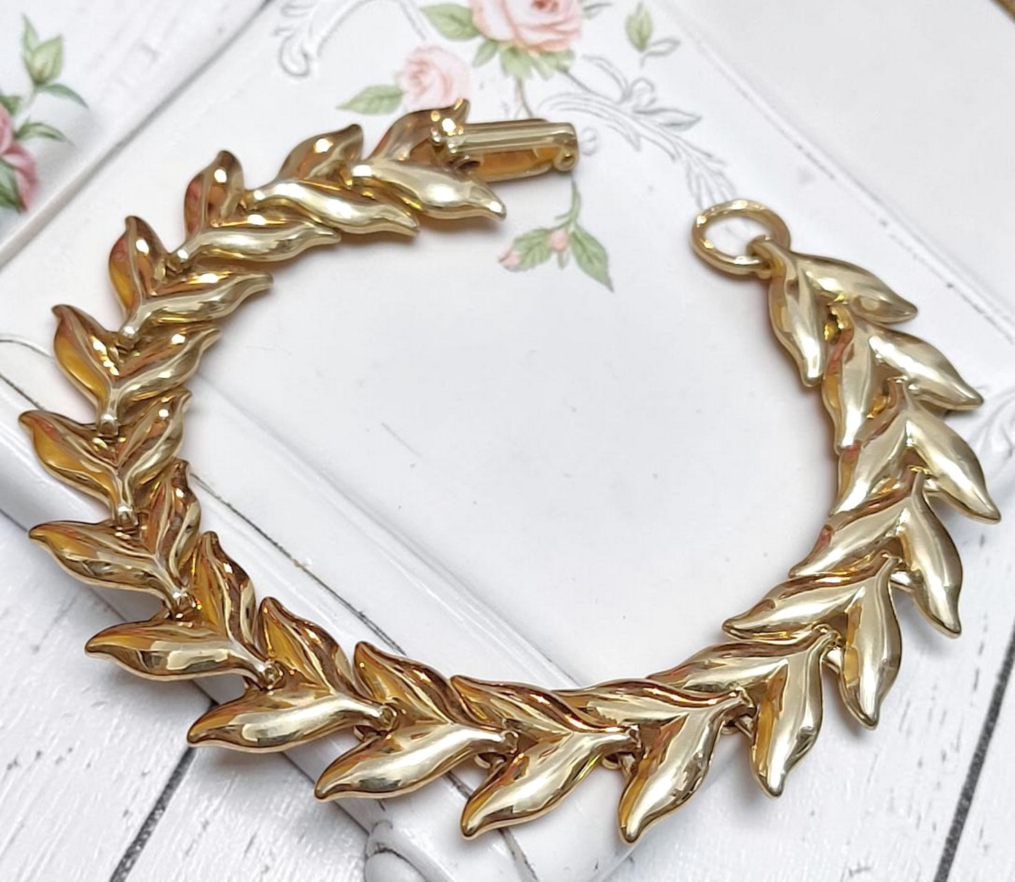 Vintage goldtone bracelet, link style with leaf motif design
