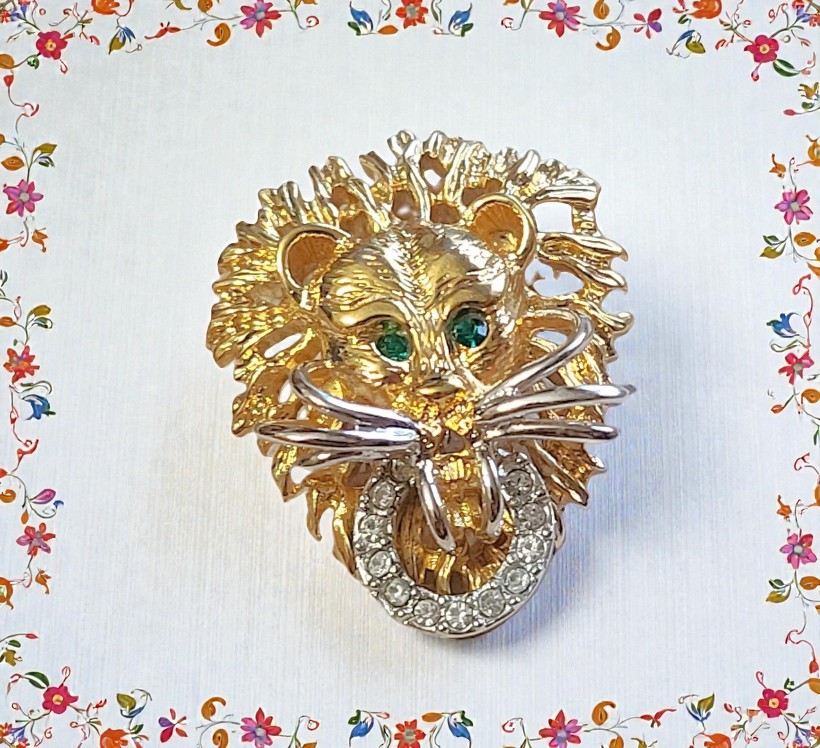 Lion pendant slide, for scarf or chain, green rhinestone eyes