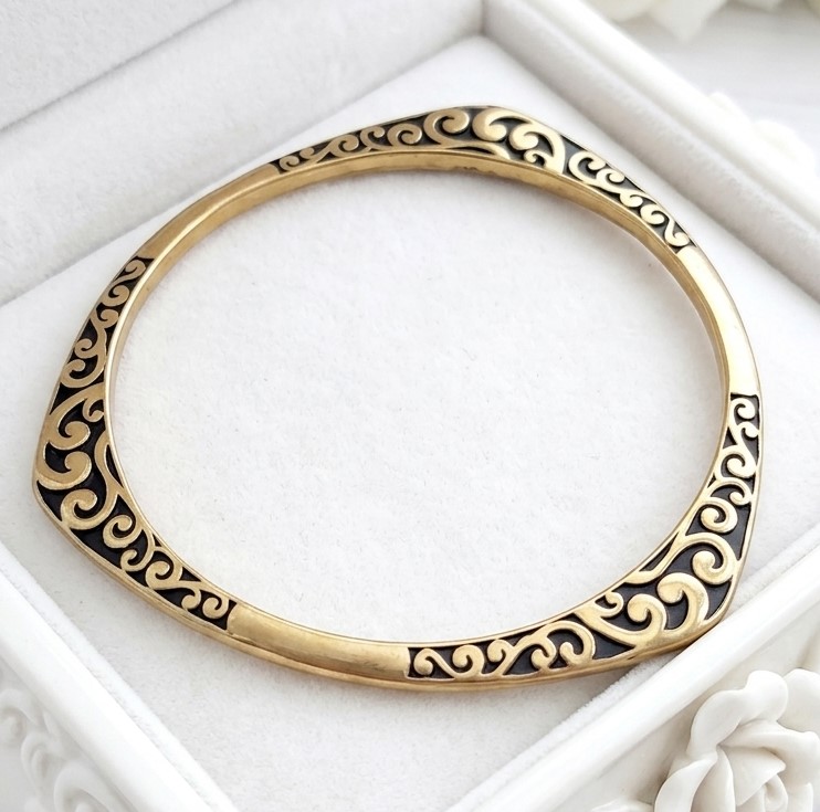 Flat bangle bracelet, fashion bracelet goldtone with black scrolled design