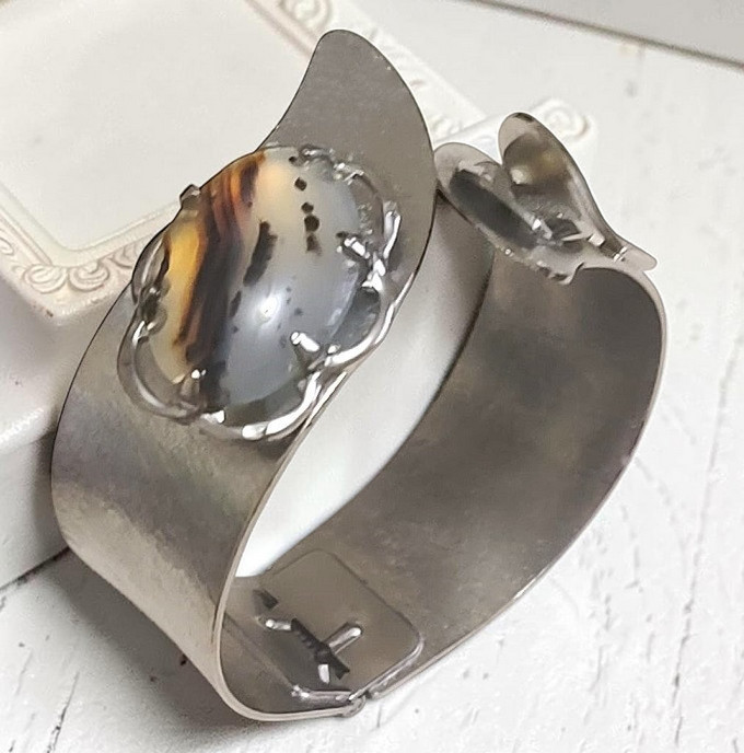 Glass Stone bracelet, 3D leaf motif, clamp style bracelt, vintage