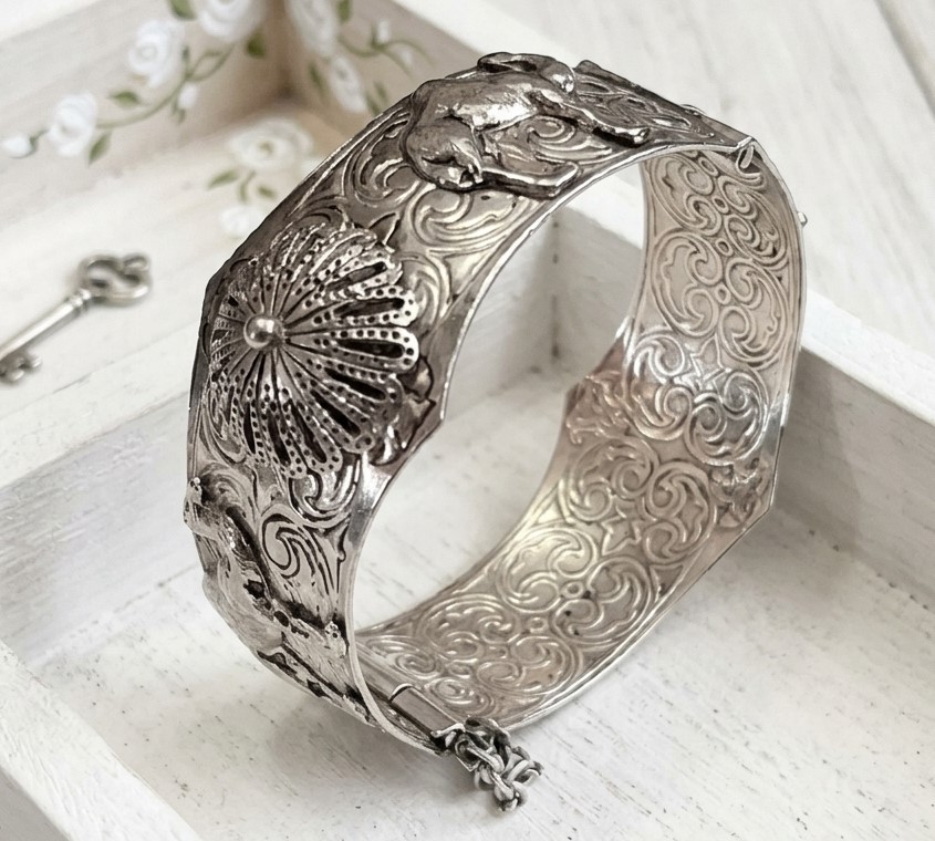 Ethnic vintage bracelet, with detailed camel figures, far east design