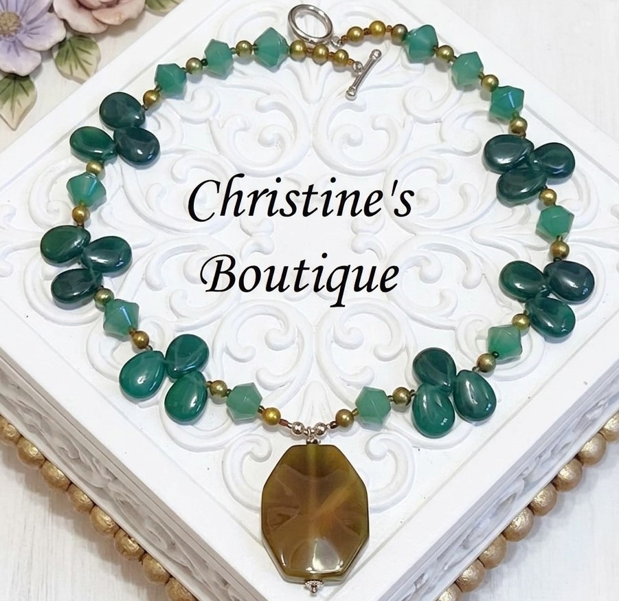 Green agate and freshwater pearl gemstone necklace