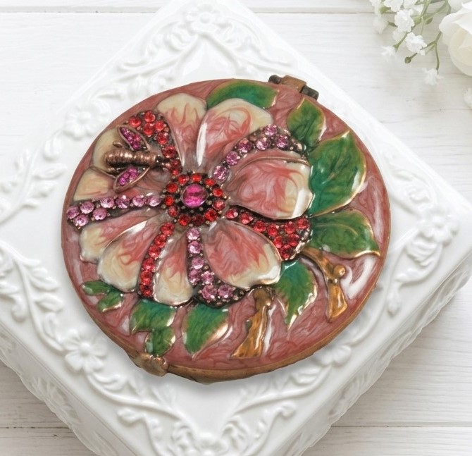 Compact Mirror with Crystals