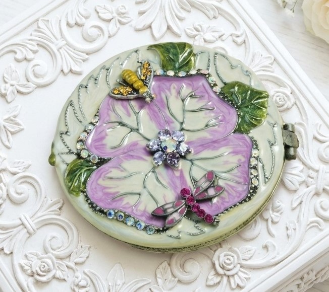 Compact Mirror with Crystals