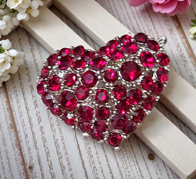 Heart brooch, red rhinestone pave style setting heart