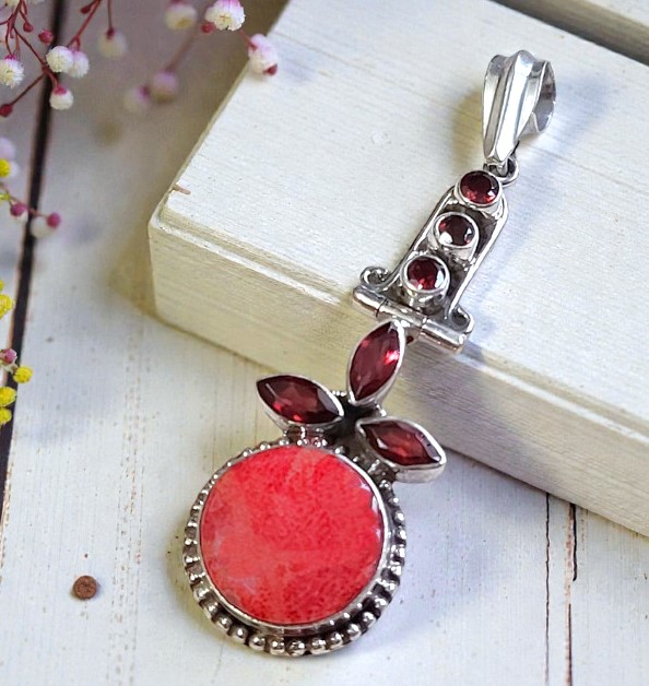 Sponge Coral & Garnet Gemstone 925 Sterling Silver Pendant