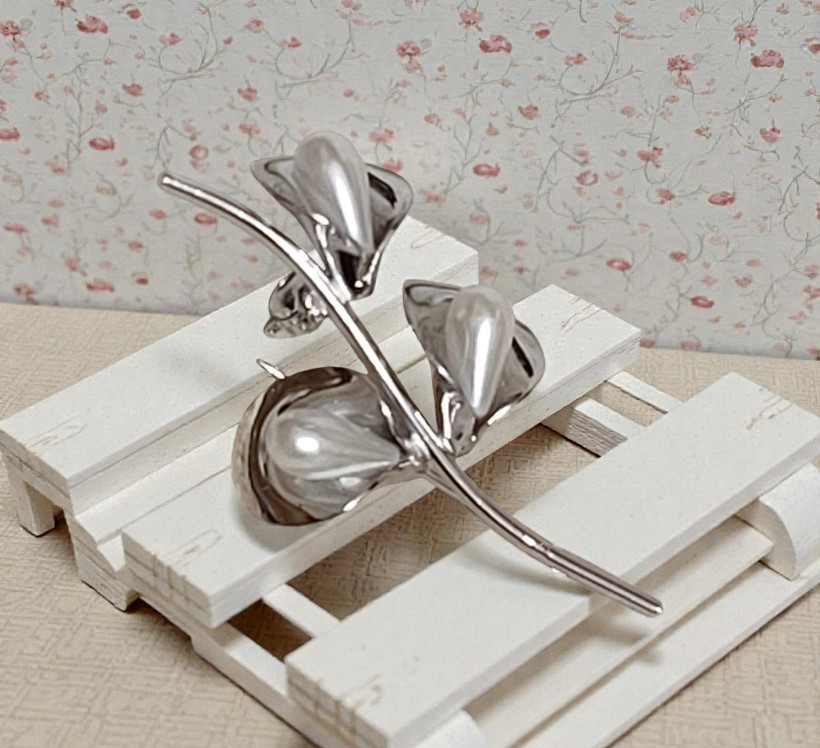 Kali Lilly Silvertone & Pearls Petite Pin