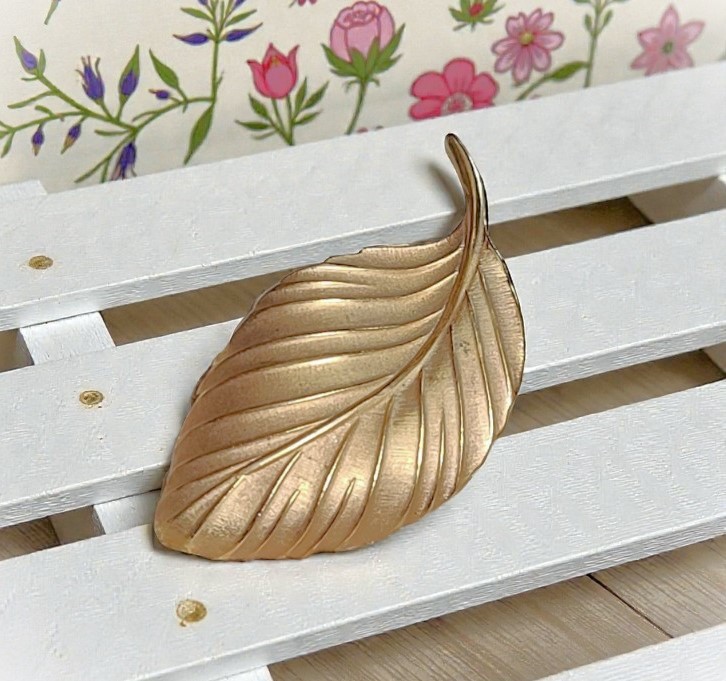 Lisner Goldtone Leaf pin Lisner Goldtone Leaf pin