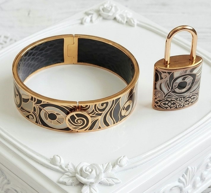 Etihad Airways Abu Dhabi Bangle Bracelet and Lock Set