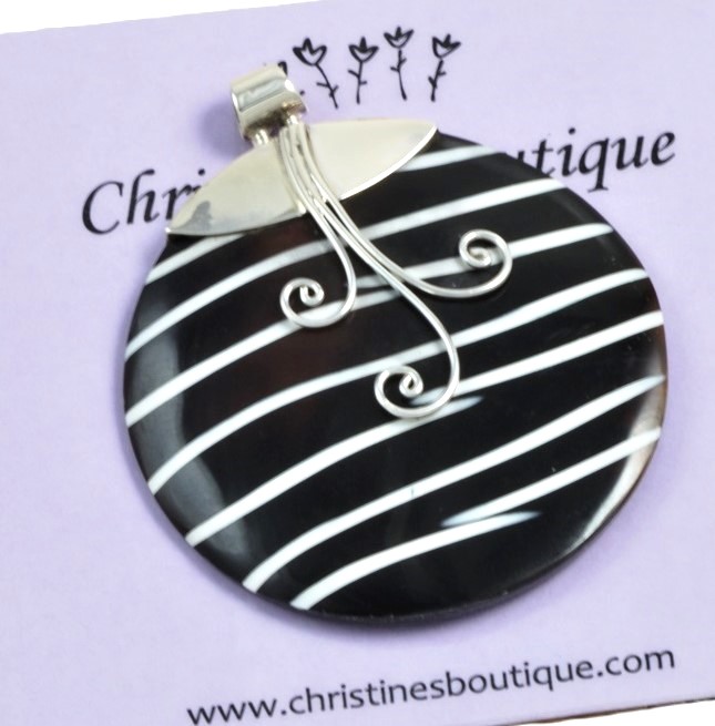 Black/White Shell Set in 925 Sterling Silver Pendant - Click Image to Close