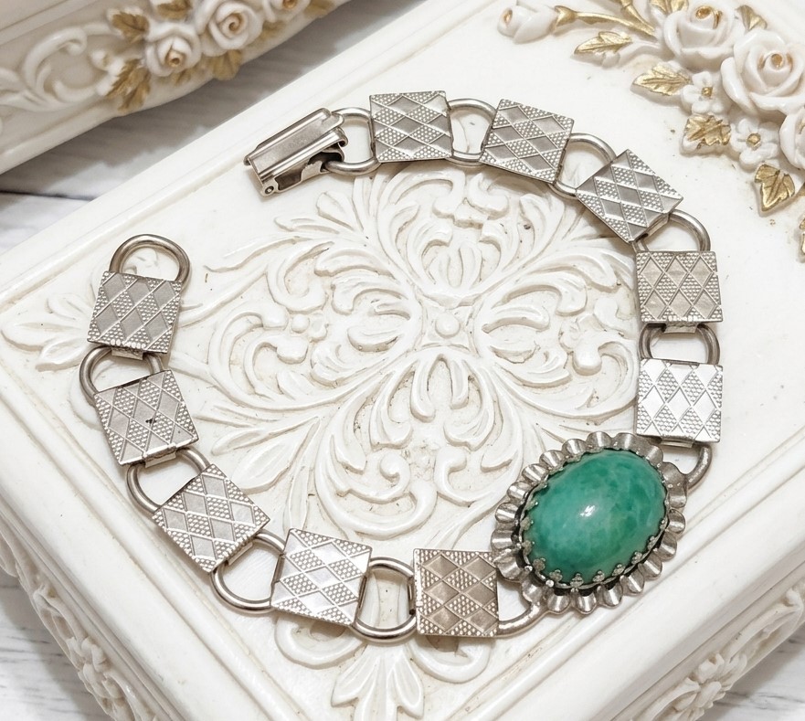 Vintage Green Cabachon Center Bracelet