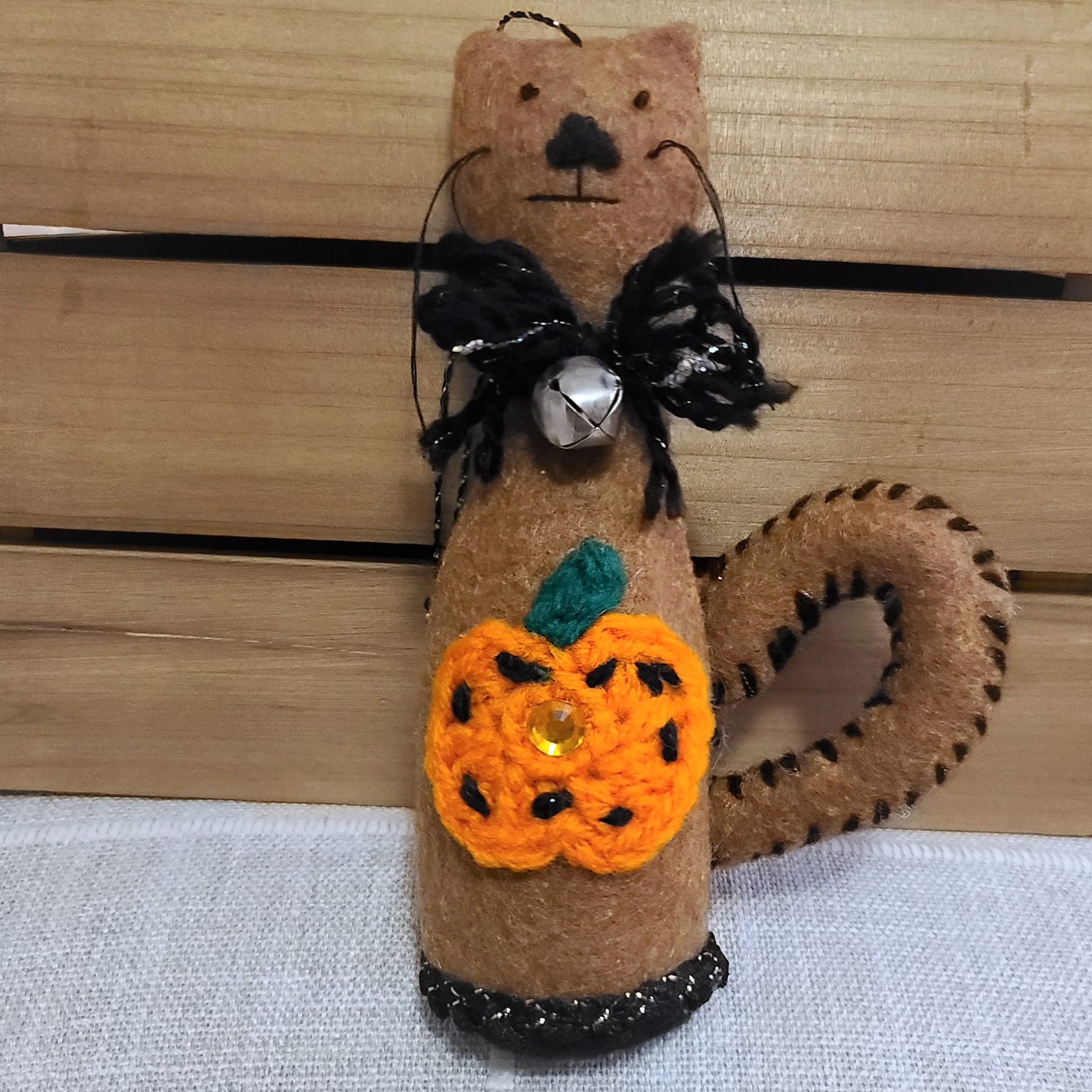 Cat felt ornament - Halloween gingerbread with pumpkin applique