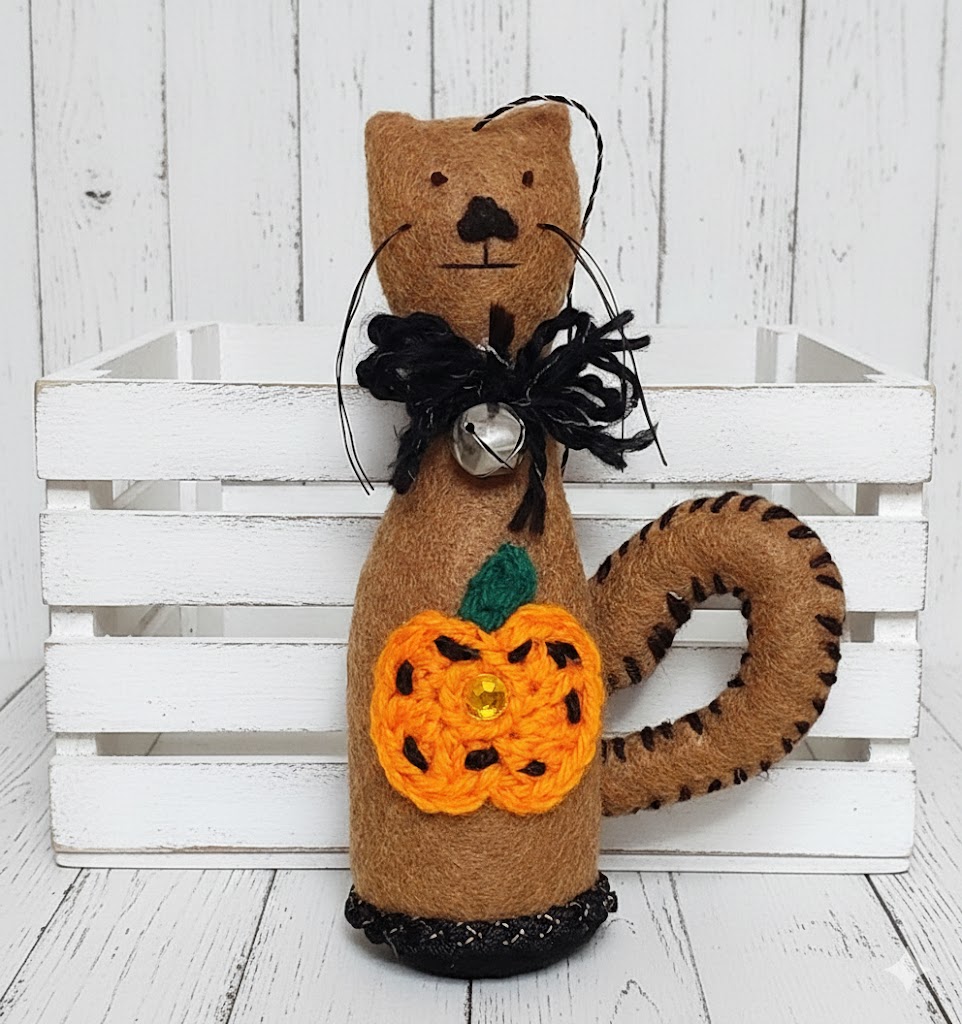 Cat ornament, handmade, felt ornament - Halloween gingerbread with pumpkin applique