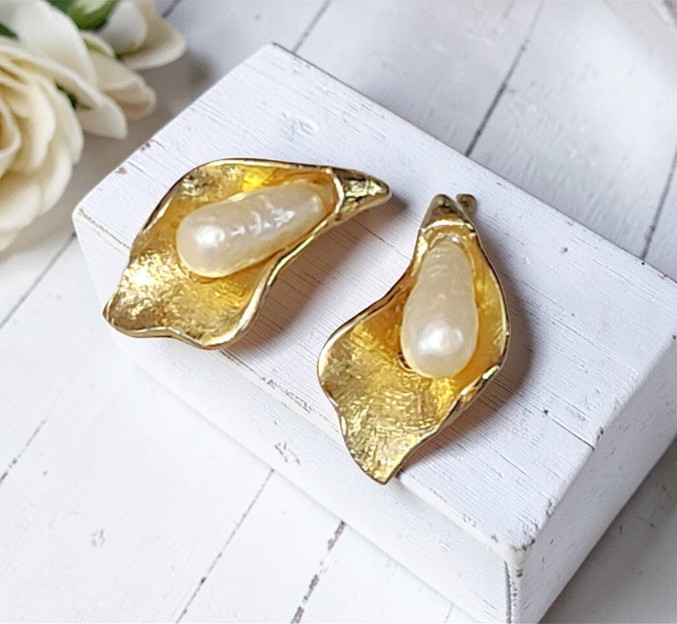 Calli Lily Earrings with Center Pearl Vintage Clip ons Calli Lily Earrings with Center Pearl Vintage Clip ons