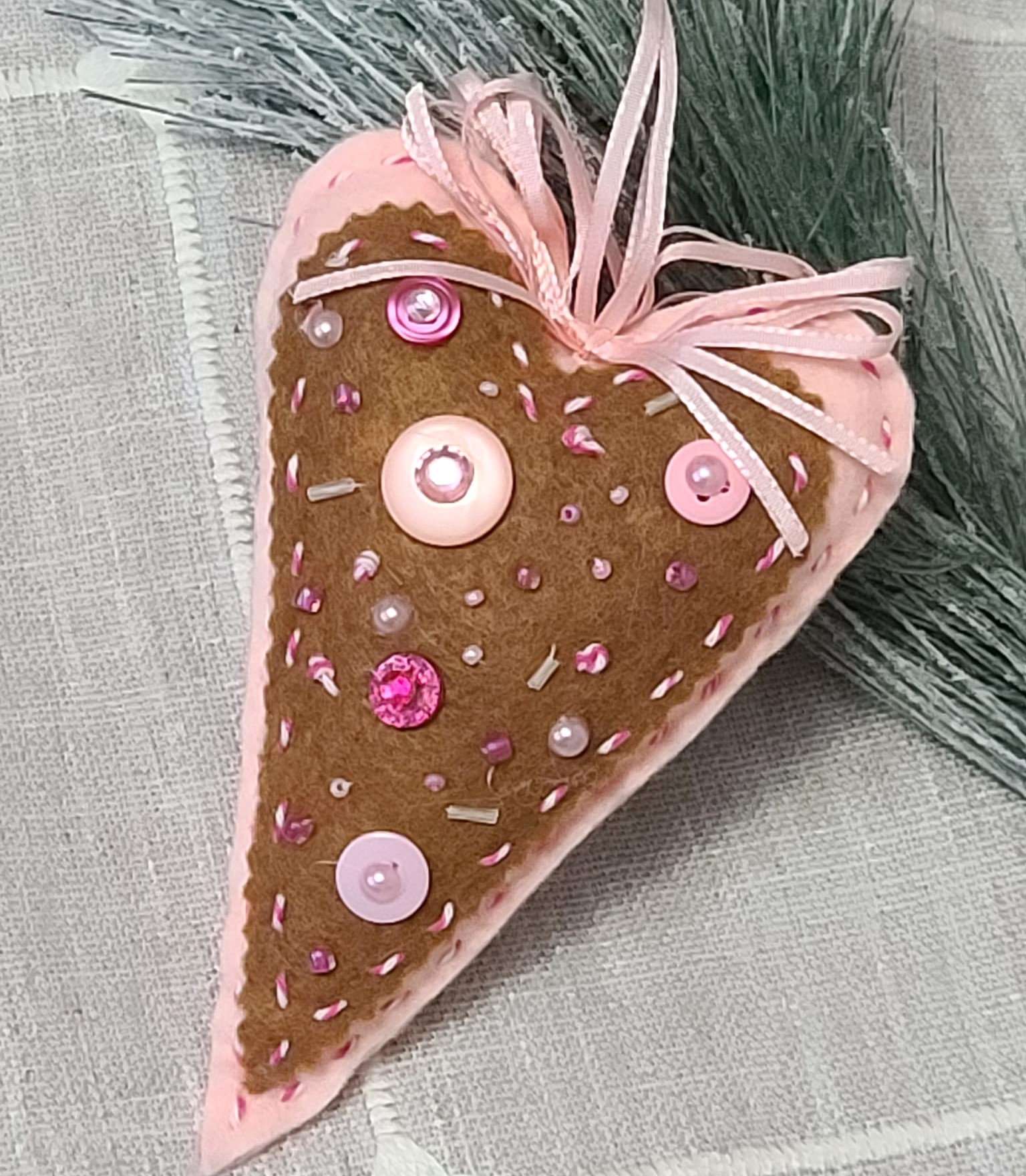 Felt and embroidery oblong heart ornament -Gingerbread Pink