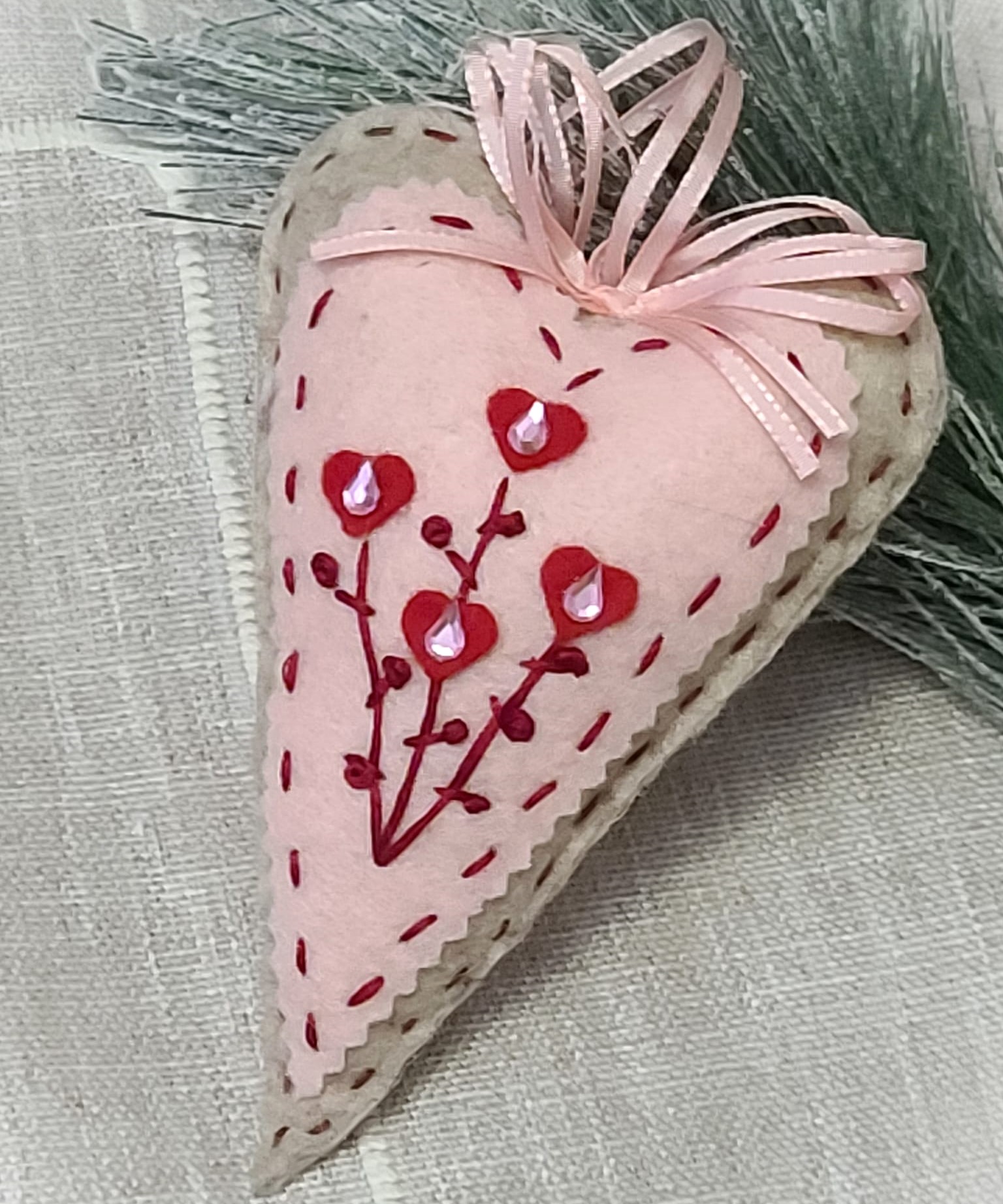 Felt and embroidery oblong heart ornament -Pink & red hearts - Click Image to Close