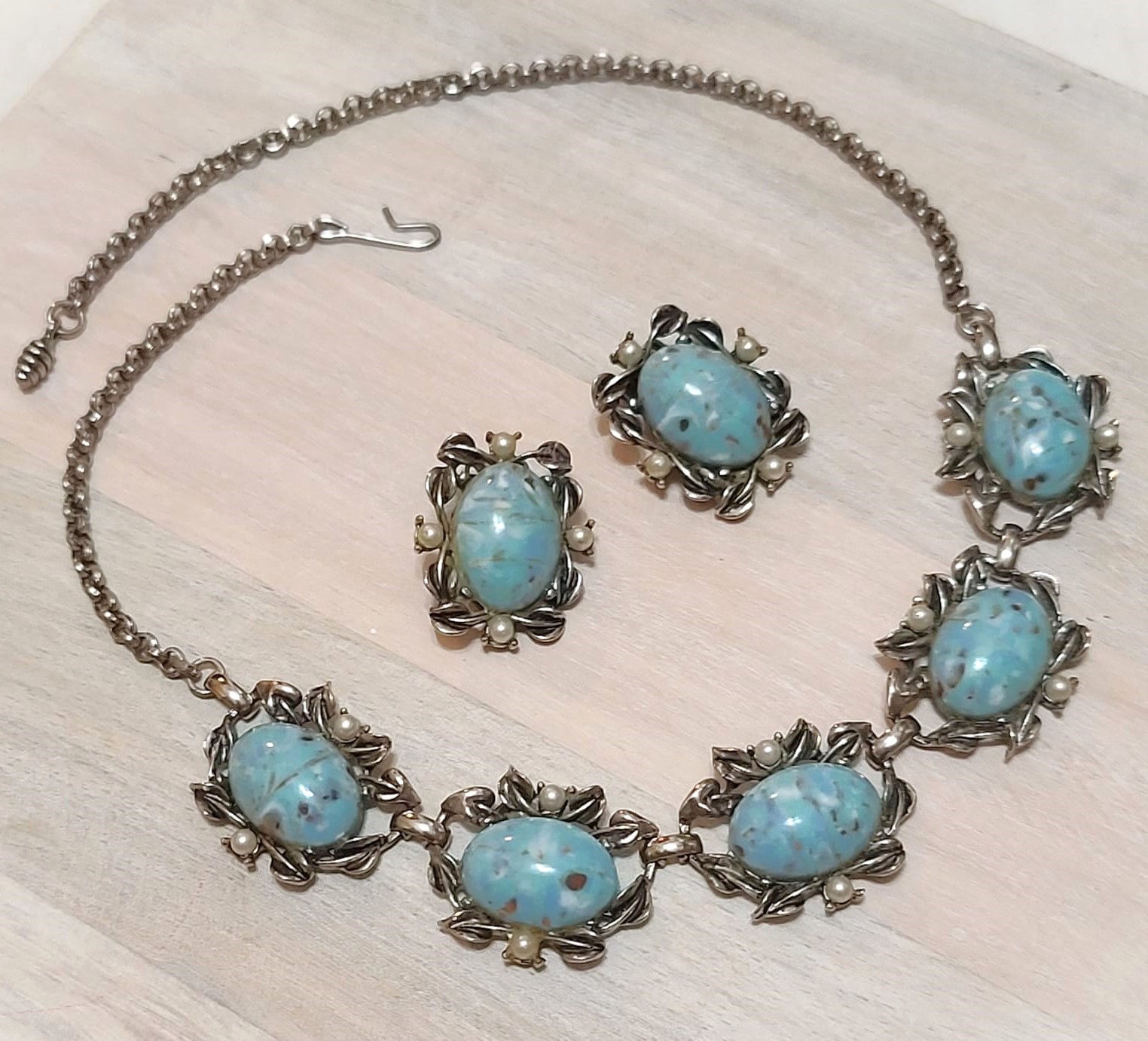 Blue robins egg color cabachon choker necklace & clip earrings
