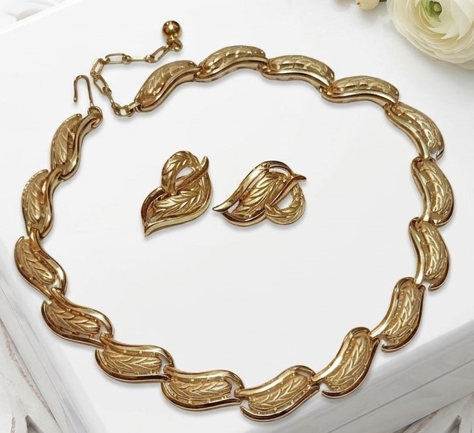 Trifari leaf pattern vintage necklace and earrings set