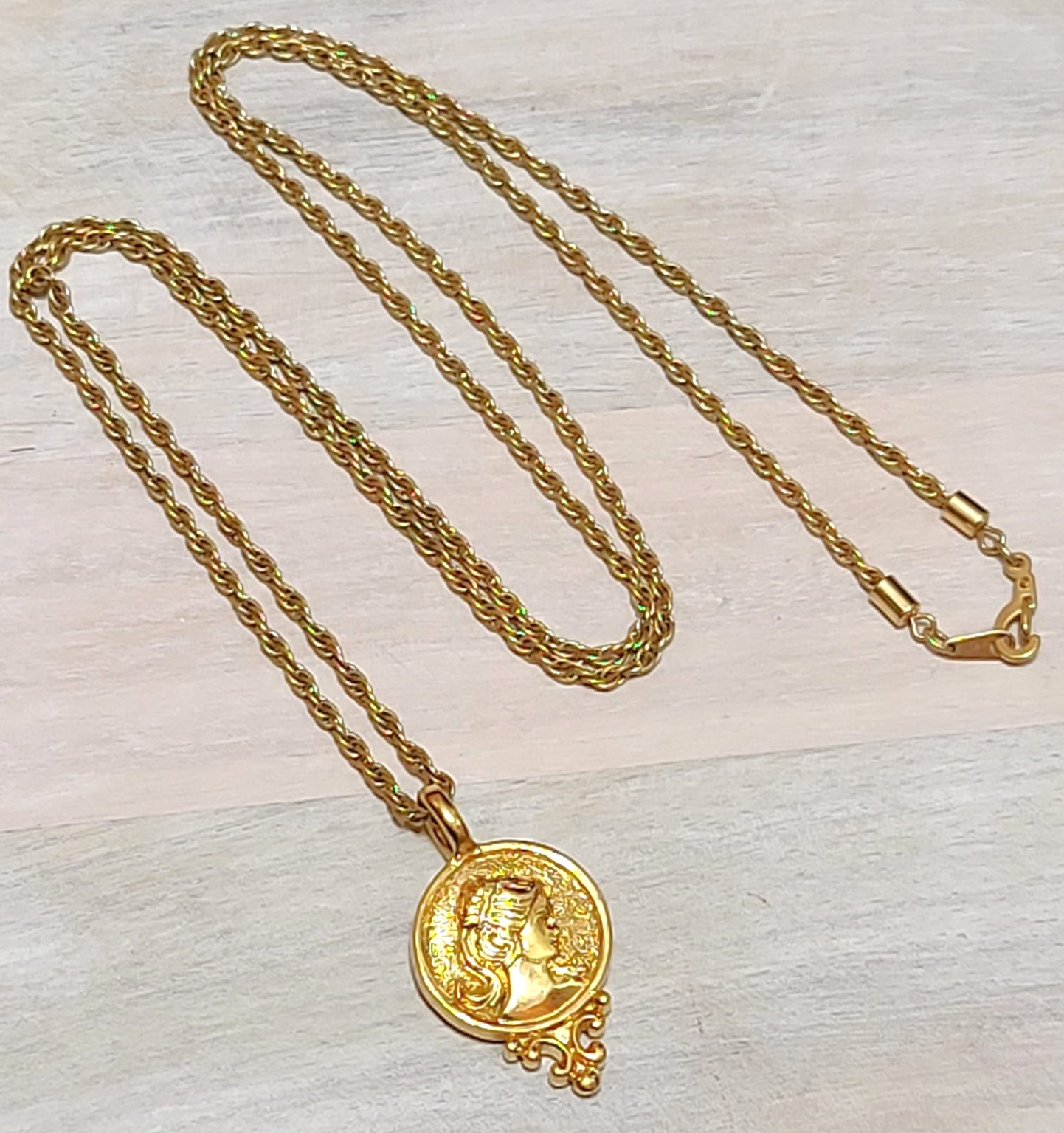 Vintage cameo pendant necklace, goldtone 1970's