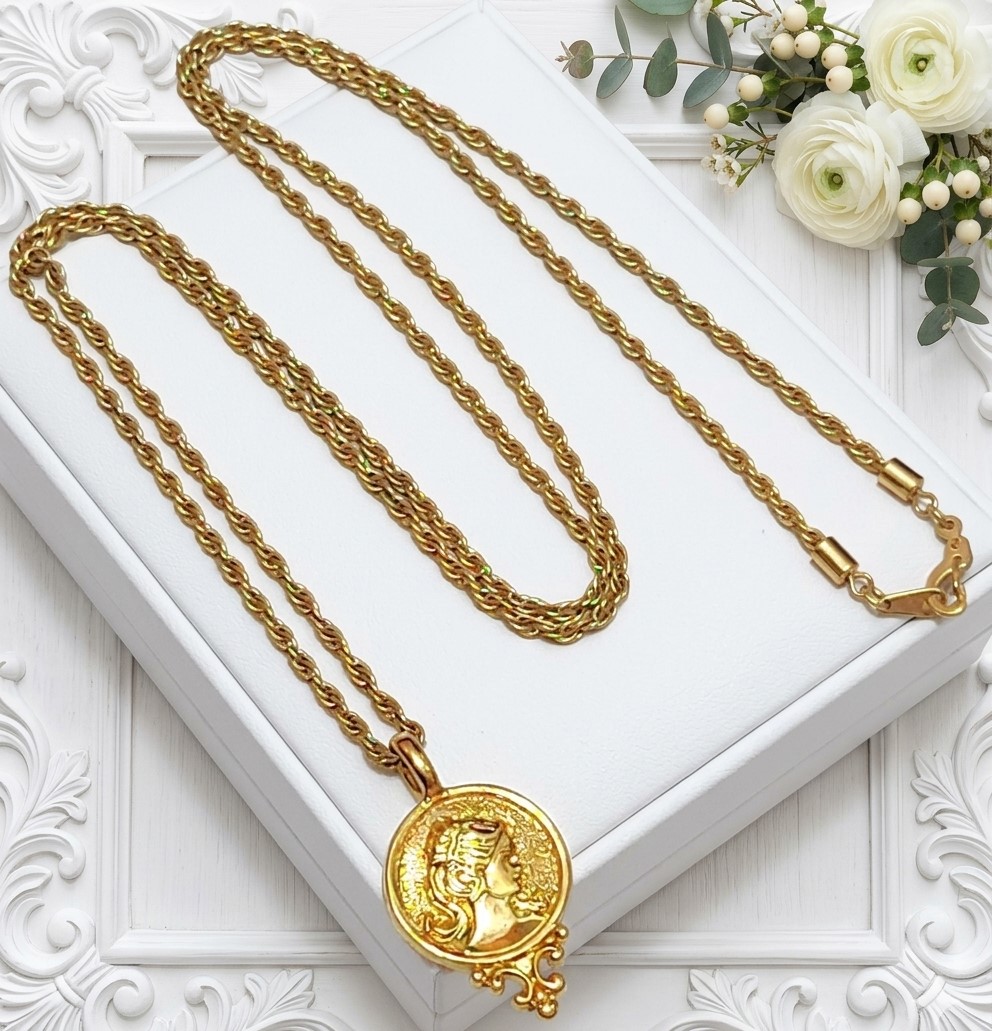 Vintage cameo pendant necklace, goldtone 1970's