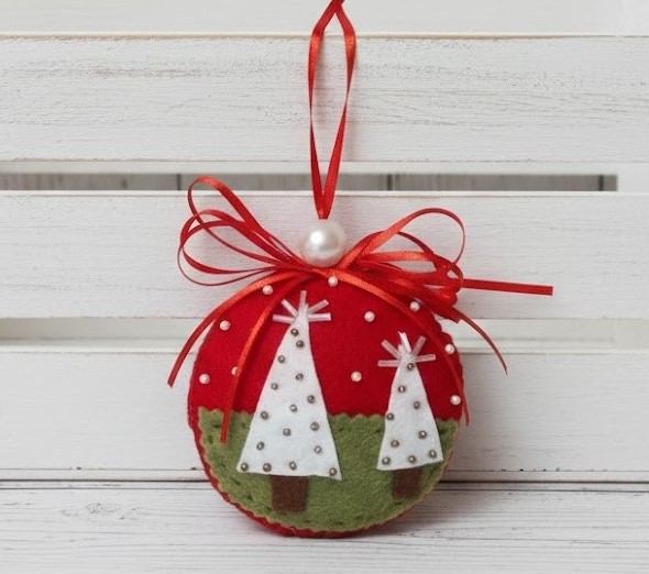 Felt and beaded evergreen trees round ornament - red