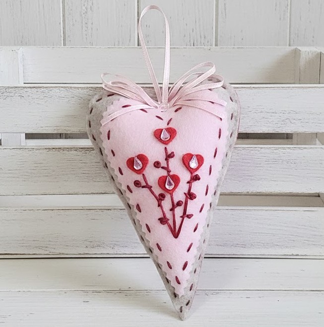 Felt and embroidery oblong heart ornament -Pink & red hearts