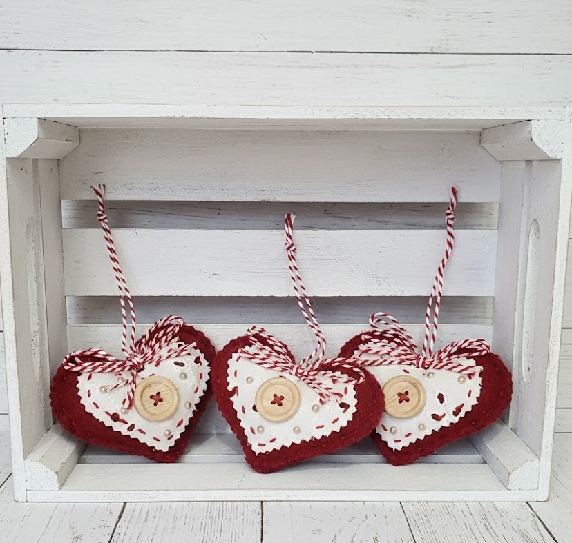 Red felt hearts with lace trim - set of 3