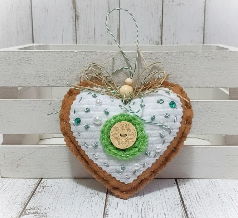 Felt heart gingerbread and green trim