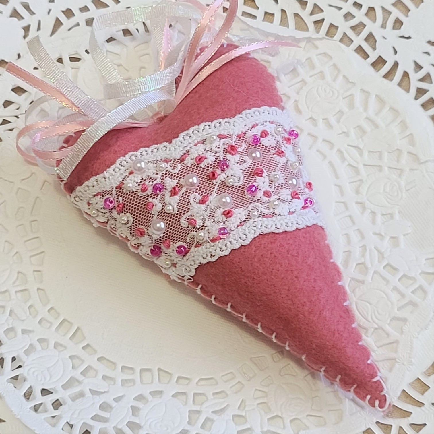 Romantic dusty rose felt and lace long heart ornament - Click Image to Close