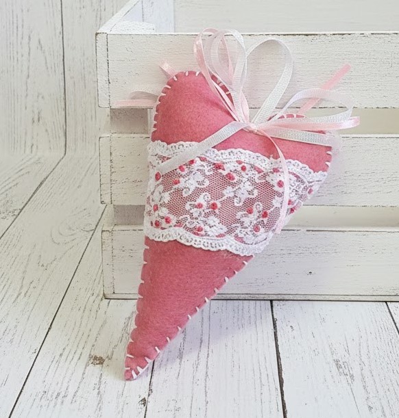 Felt oblong heart in dusty rose and lace acccents