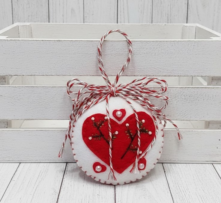 Felt and beaded heart round christmas ornament - white/red