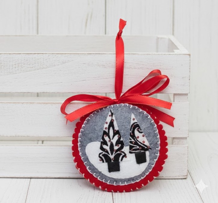 Felt and beaded evergreen trees round ornament - red