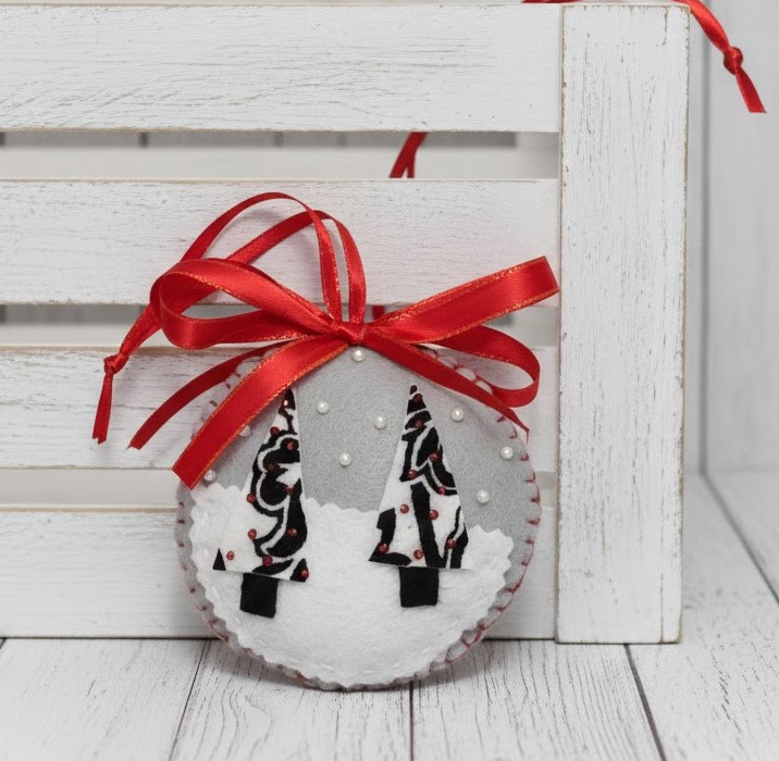 Felt and beaded evergreen trees round ornament - black/white red