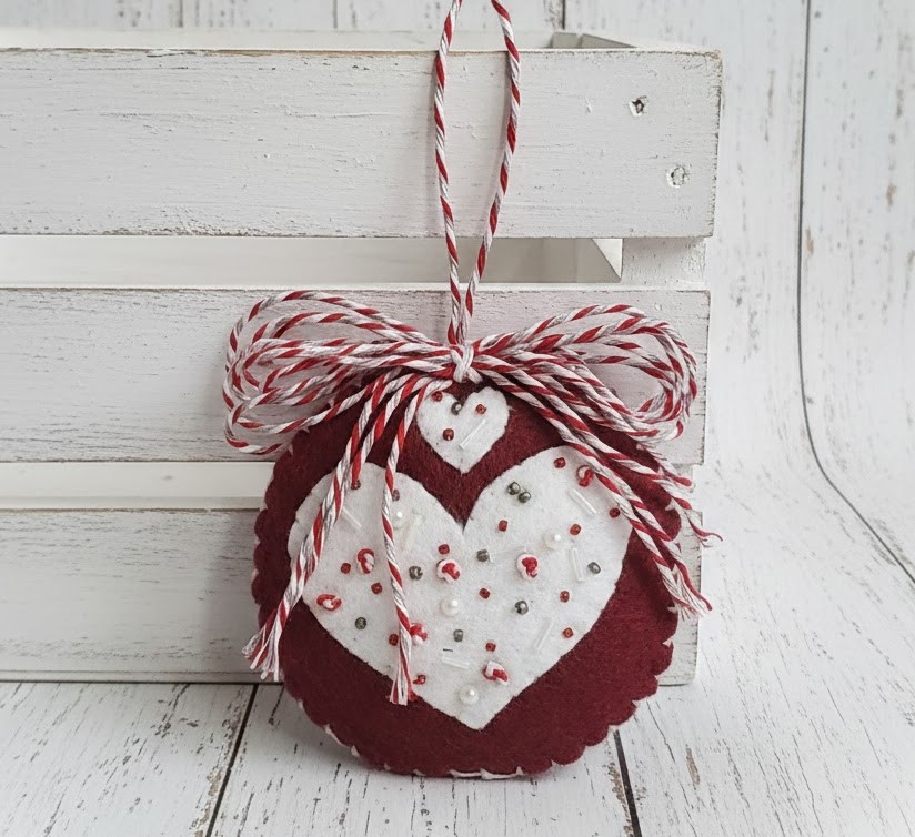 Felt and beaded heart round christmas ornament - white/burgundy